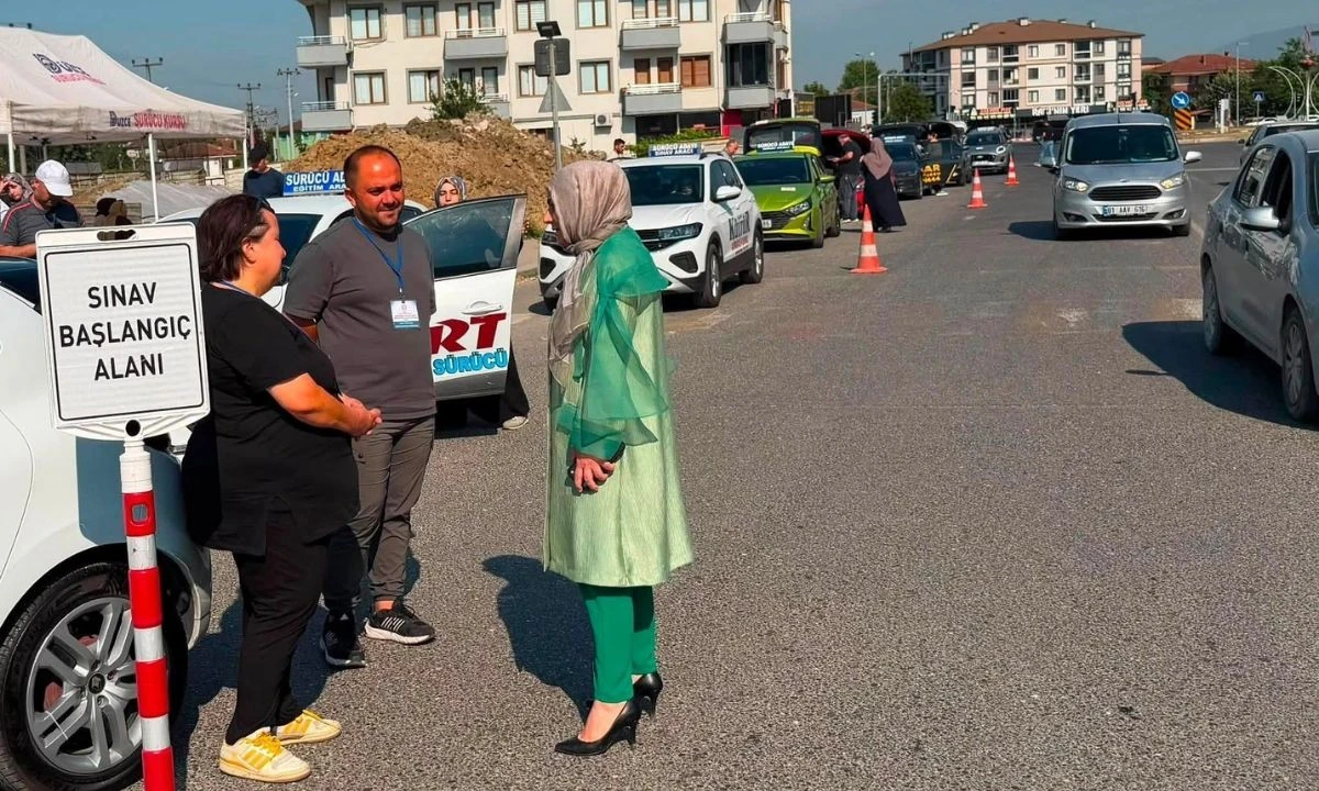 Düzce'de Direksiyon Sınavı Heyecanı: Milli Eğitim Müdürü Özer İncelemelerde Bulundu