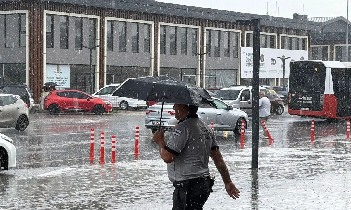 Kavurucu Sıcakların Ardından Düzce'ye Sağanak Yağış Geldi