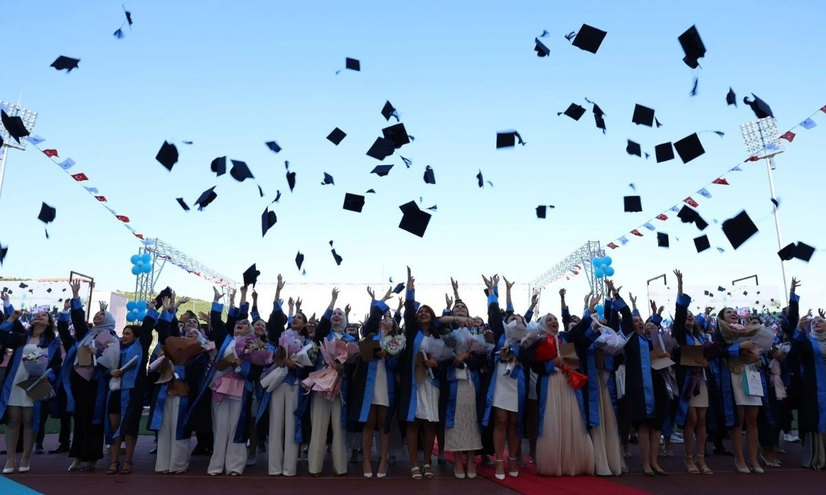 Düzce Üniversitesi'nde Mezuniyet Coşkusu! Binlerce Öğrenci Kep Attı