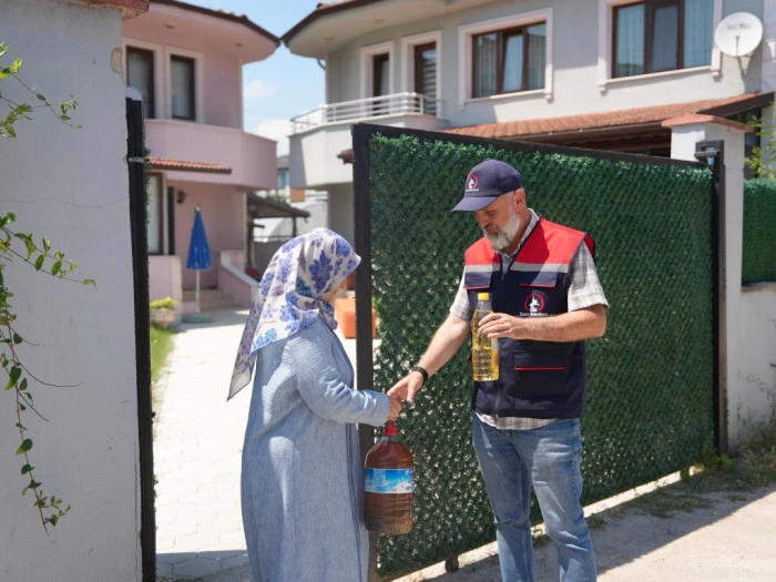 DÜZCE'DE HEM ÇEVREYİ KORUYOR, HEM DE AİLE BÜTÇESİNE KATKI SAĞLIYORLAR