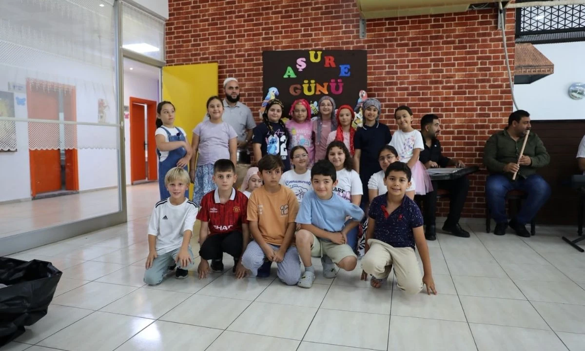 Minikler Aşure Bereketini Paylaştı