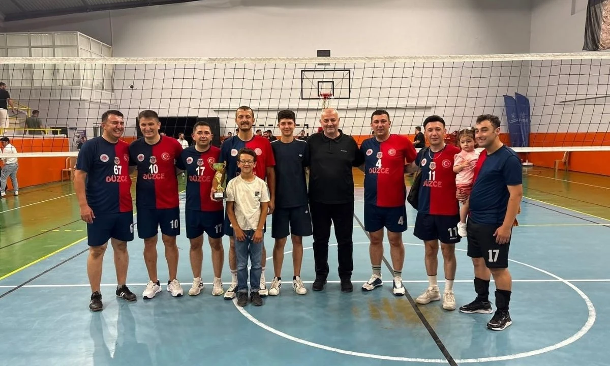 Çilimli'de Voleybol Turnuvasının Şampiyonu Sofiler Oldu