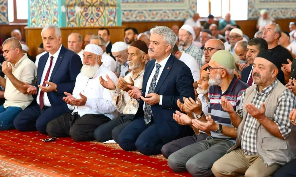 Şehitler İçin Eller Semaya Kalktı