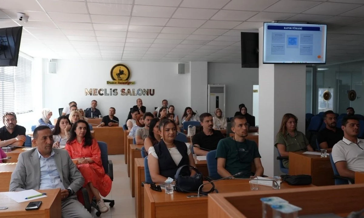 Düzce Belediyesi'nde kritik eğitim! Personellere şeffaflık ve denetim süreci anlatıldı