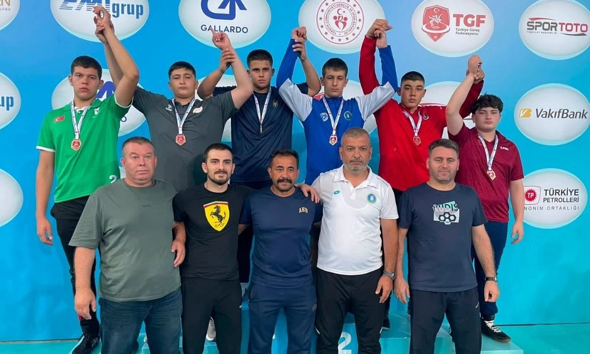 Düzce Güreşte Türkiye'yi Salladı