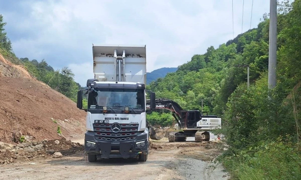 Düzce'de taşkın riskine karşı kritik çalışma! Samandere yolunda altyapı güçlendirildi