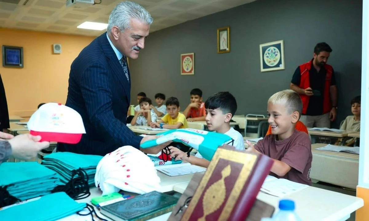 Vali Makas, yaz kurslarındaki gençlerle buluştu! Öğrencilere sürpriz hediyeler