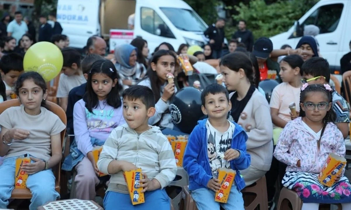 Gölyaka'da yıldızların altında sinema keyfi! Köy meydanı dolup taştı