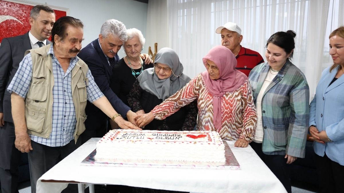 Düzce’de yüzleri gülümseten kutlama! Vali Makas büyüklerin sevincine ortak oldu