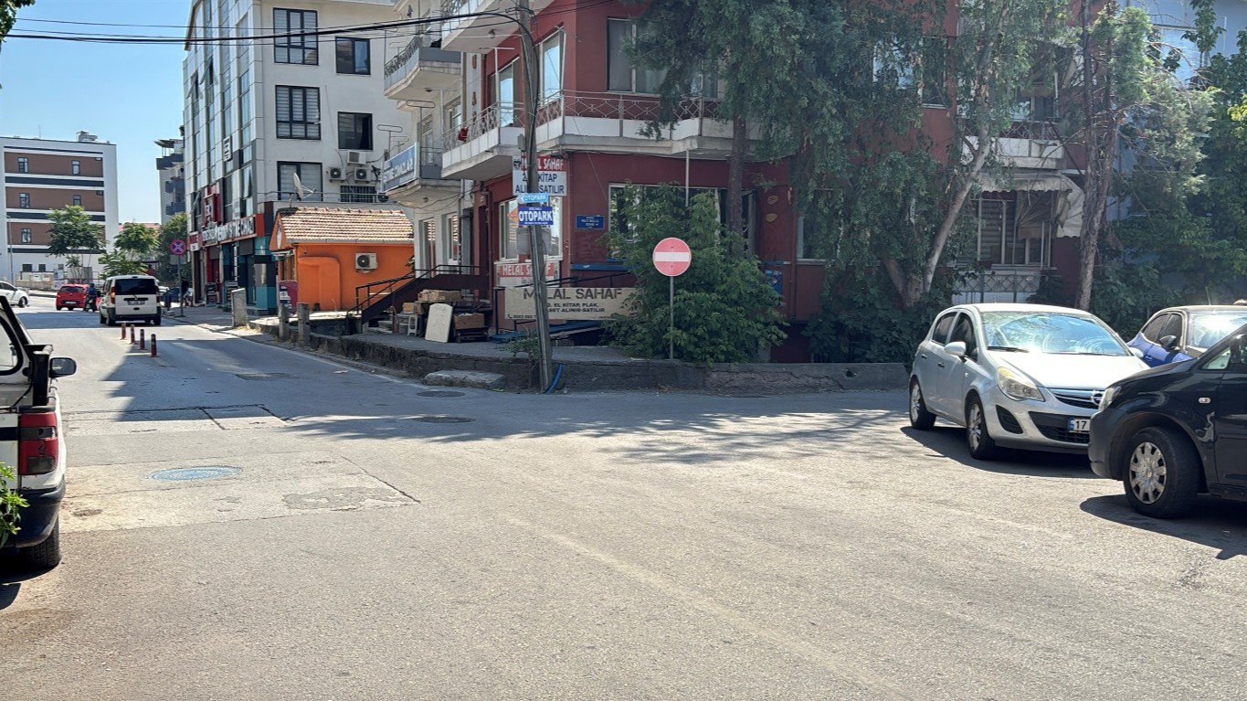 Kaldırımdaki Yayalara Otomobil Çarptı! Dehşet Anları Kamerada