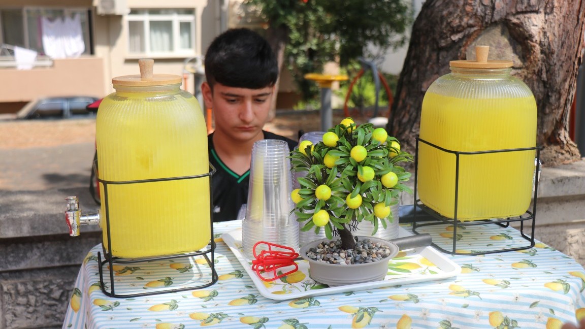 14 Yaşında Limonata Satıyor, Ayda 90 Bin Lira Kazanıyor