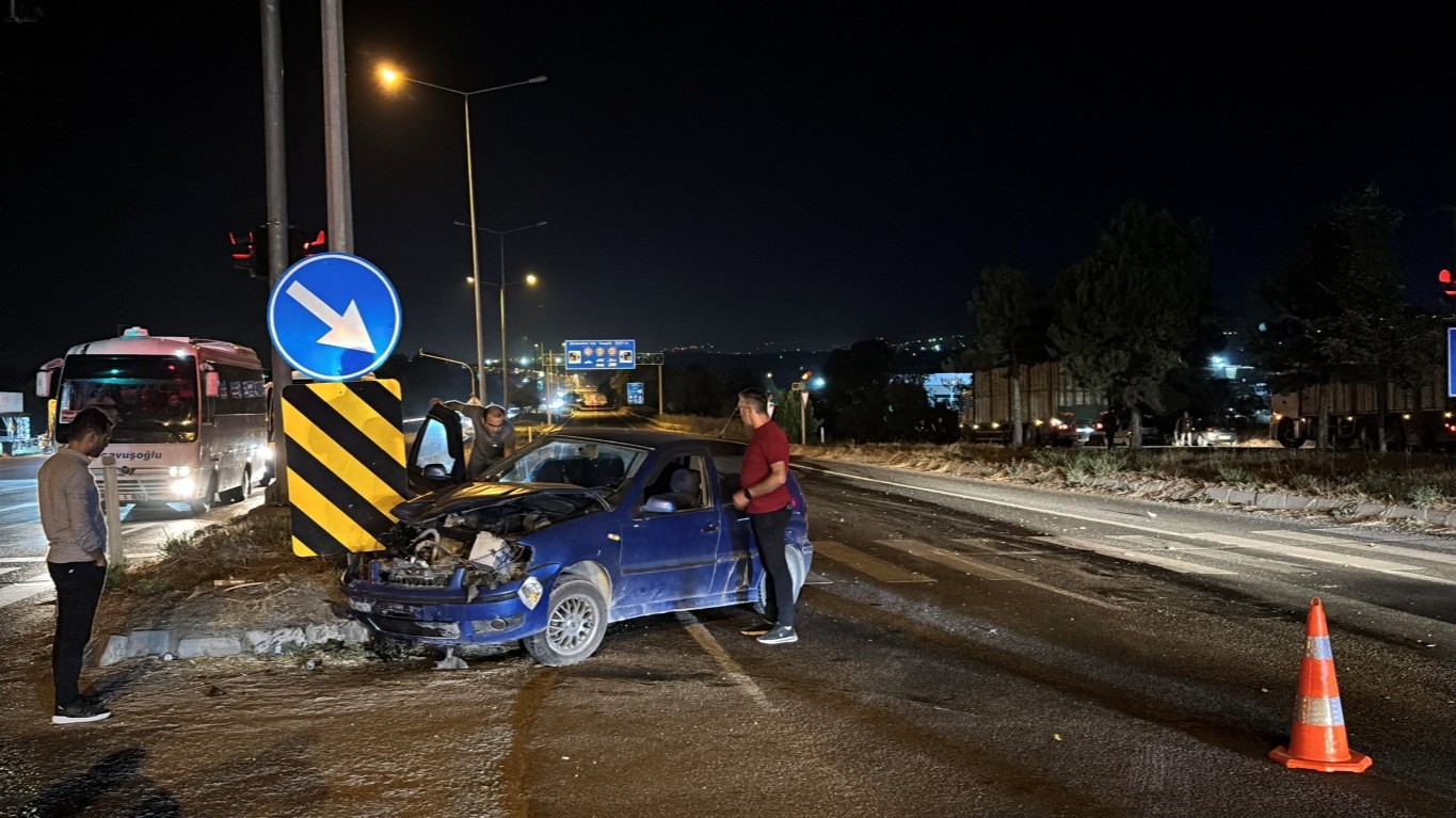 Kırmızı Işıkta Dönüş Yapmak İsterken Kamyonla Çarpıştı