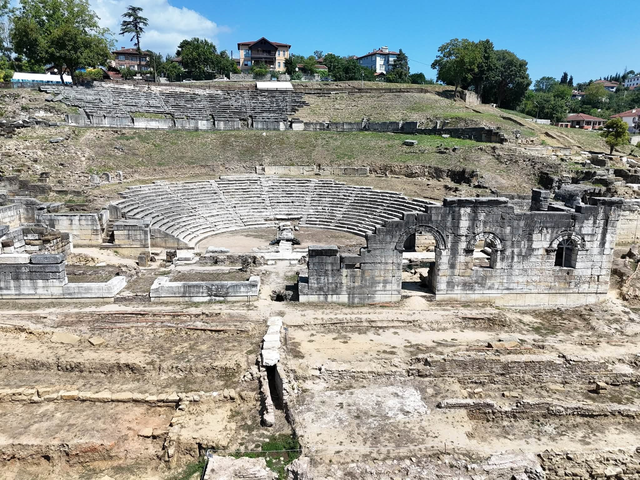 konuralp-antik-tiyatro-kazilarinda-son-asamaya-gelindi-2-072352