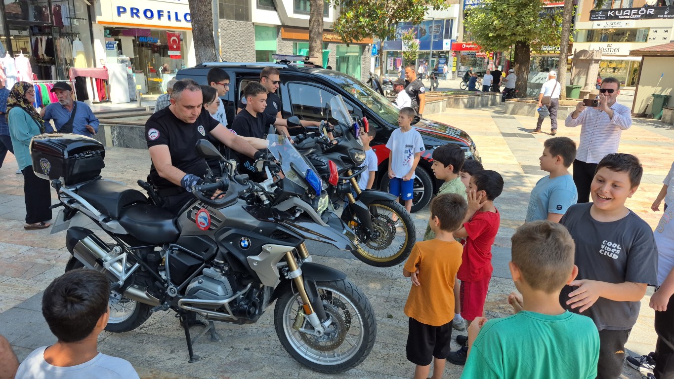 duzcede-cocuklarin-yunus-polisi-heyecani-motosiklete-binip-siren-caldilar-1-110544