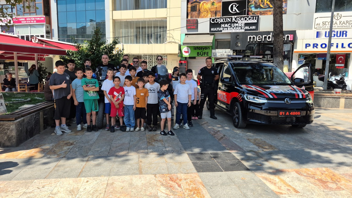 duzcede-cocuklarin-yunus-polisi-heyecani-motosiklete-binip-siren-caldilar-3-110543