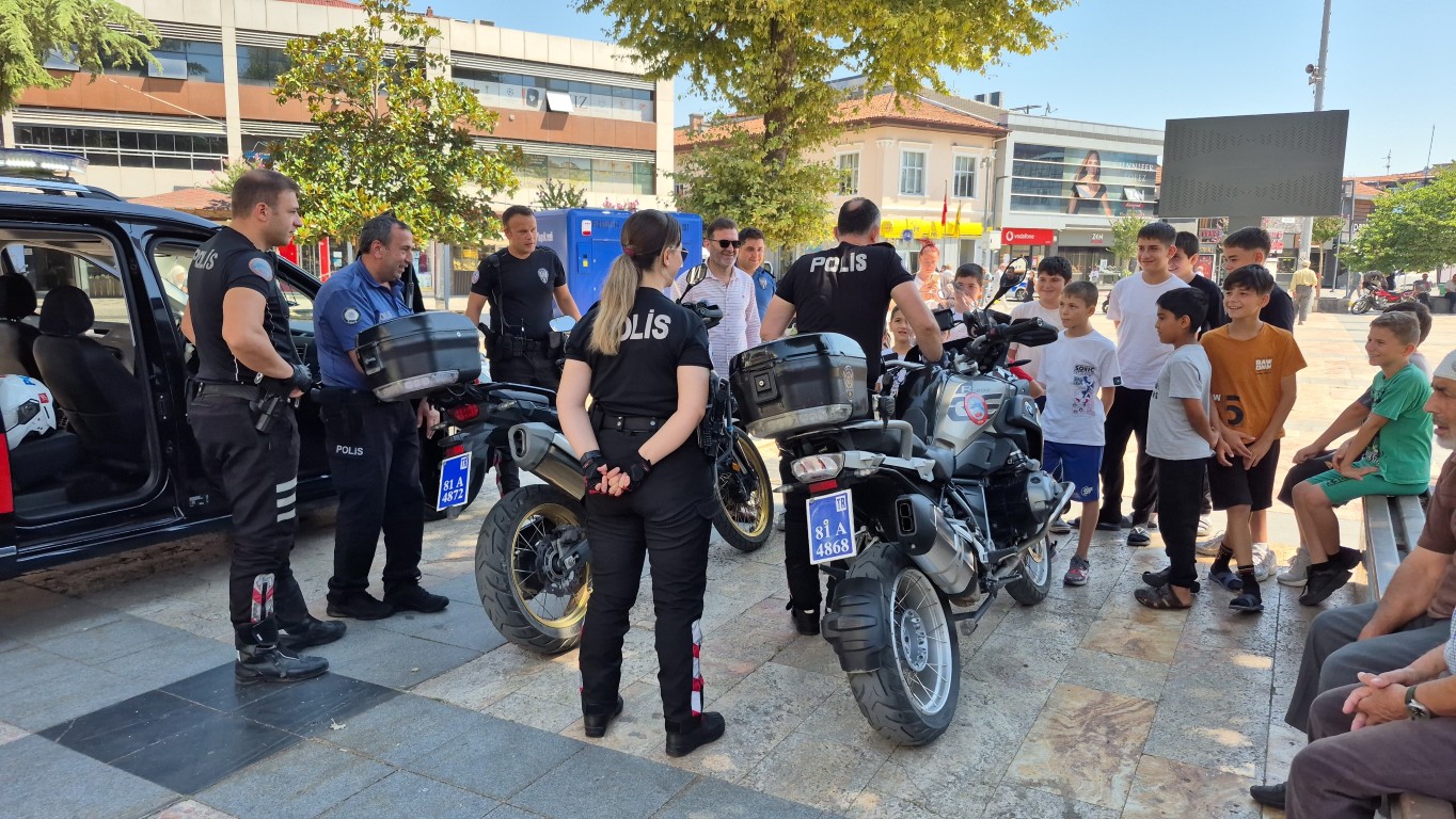 duzcede-cocuklarin-yunus-polisi-heyecani-motosiklete-binip-siren-caldilar-4-110546