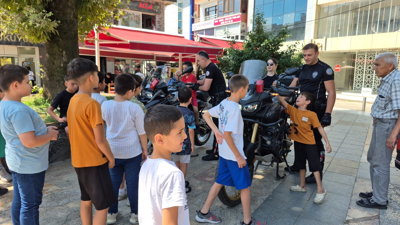 duzcede-cocuklarin-yunus-polisi-heyecani-motosiklete-binip-siren-caldilar-7-110543