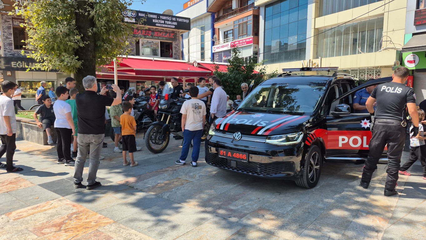 duzcede-cocuklarin-yunus-polisi-heyecani-motosiklete-binip-siren-caldilar-9-110549