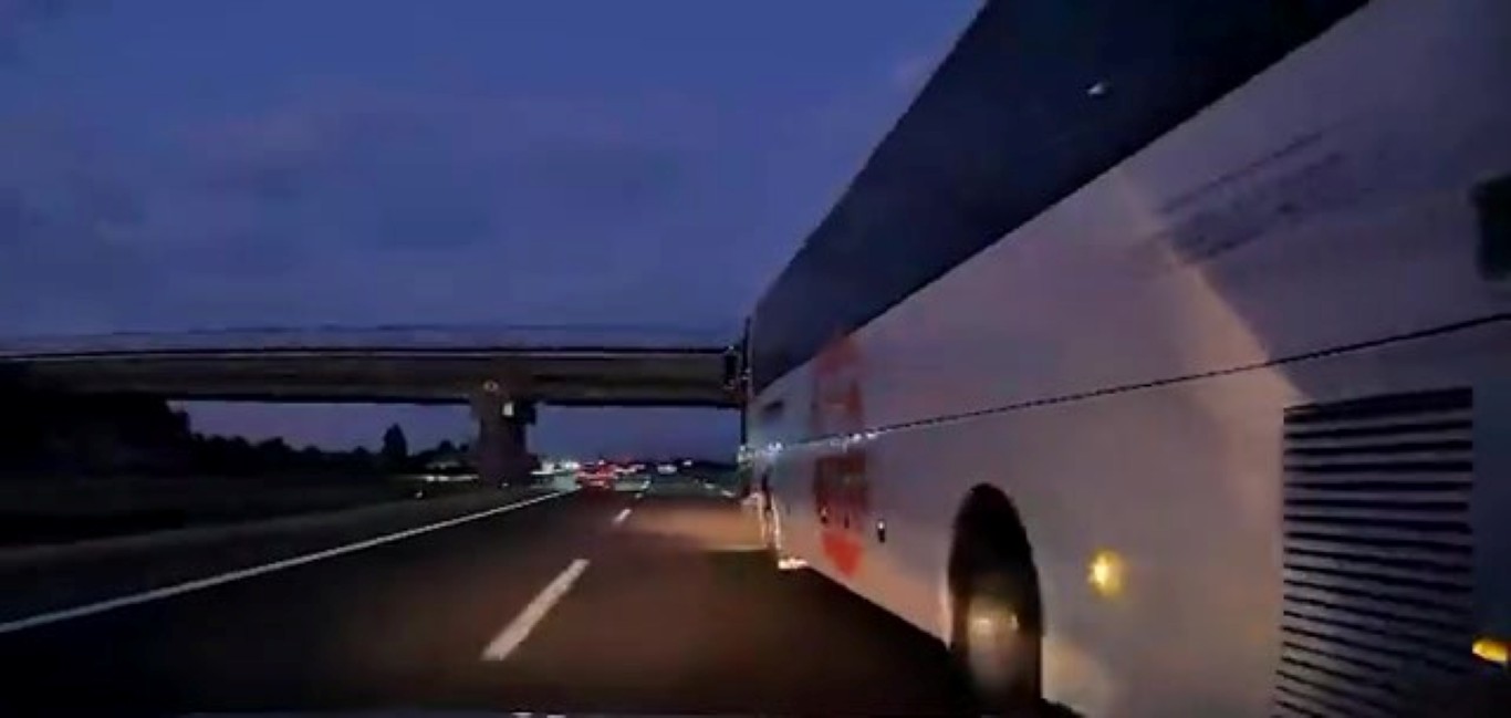 otobus-bir-anda-serit-degistirdi-otomobil-bariyerlere-carpti-her-sey-kamerada-1-082248