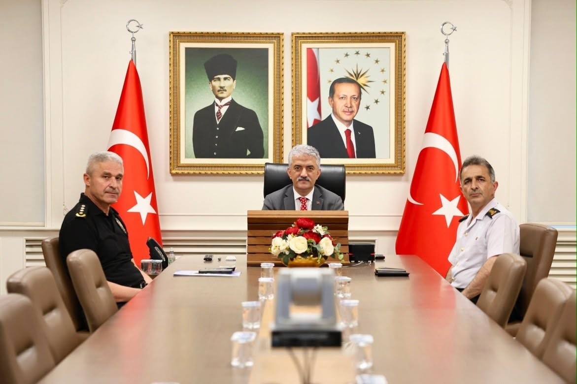 81-ilin-katildigi-kritik-toplantida-duzce-de-vardi-terorsuz-turkiye-sureci-ele-alindi-1-042620