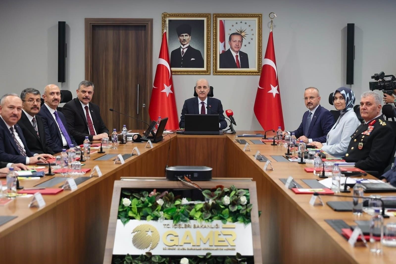 81-ilin-katildigi-kritik-toplantida-duzce-de-vardi-terorsuz-turkiye-sureci-ele-alindi-2-042621