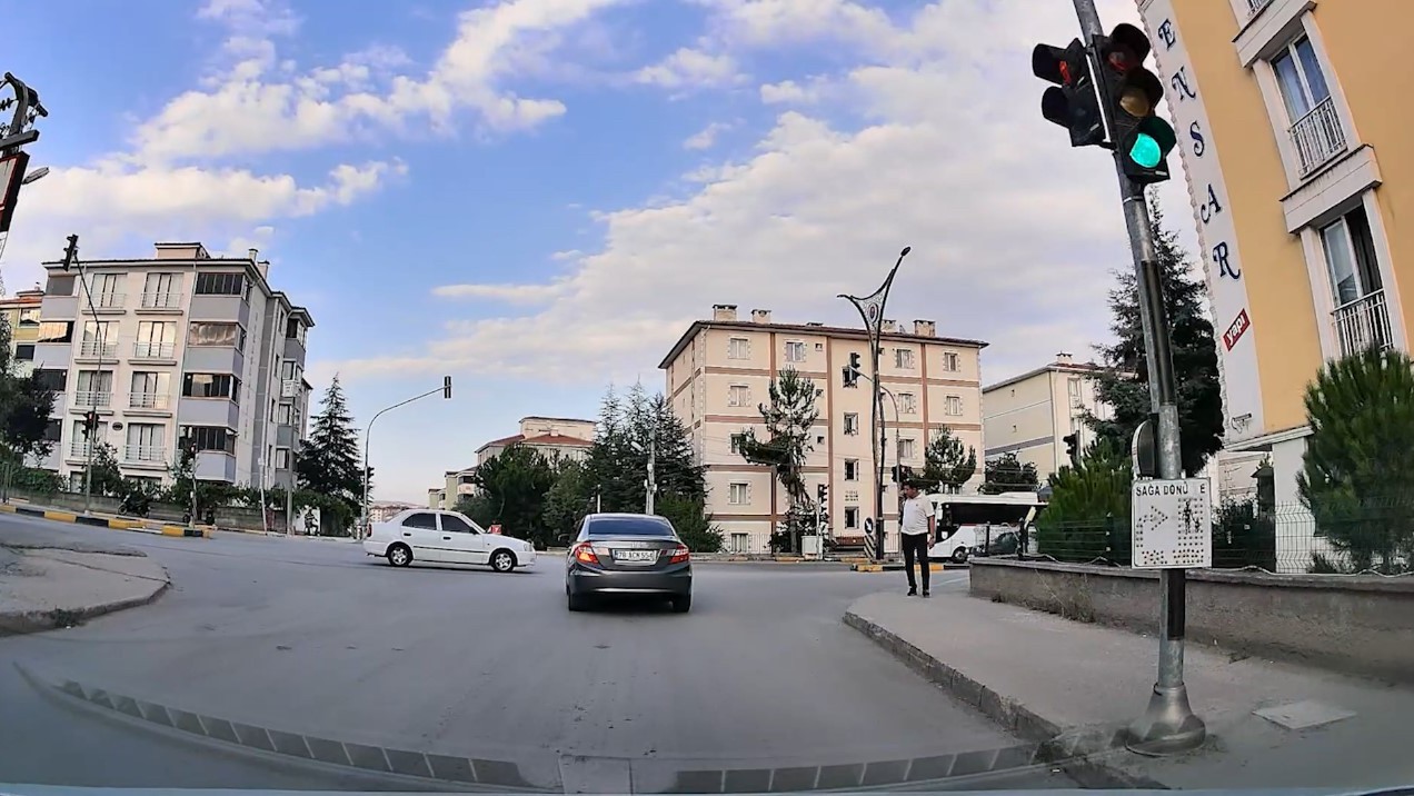 Karşısında Kamyonu Gördü, Son Anda Yoldan Çıktı: Facianın Eşiğinden Döndü