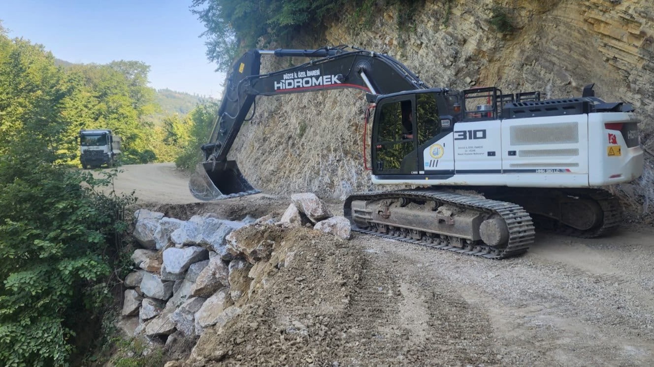 Cumayeri’nde heyelan bölgesine müdahale: Yol güvenliği güçlendirildi