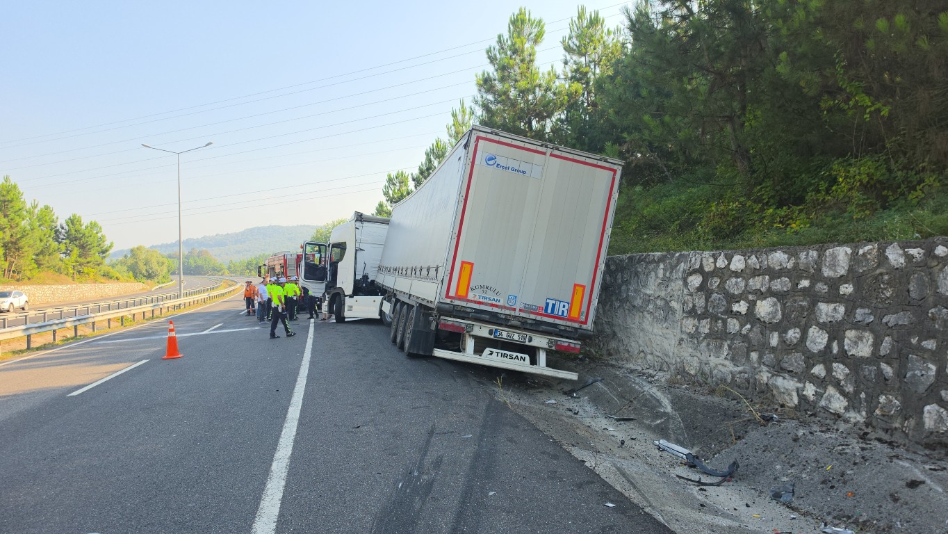duzcede-korkunc-kaza-tirin-altinda-kalan-otomobil-10-metre-suruklendi-4-024722