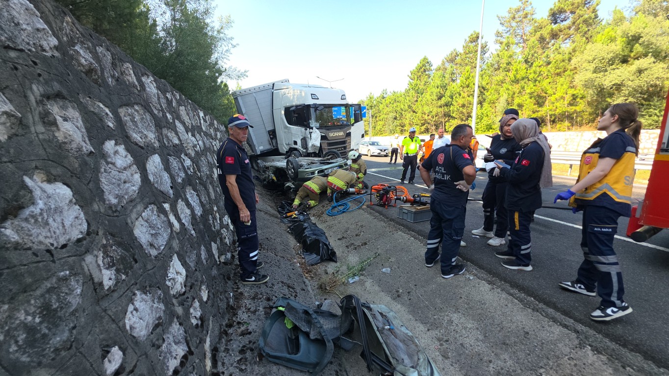 duzcede-korkunc-kaza-tirin-altinda-kalan-otomobil-10-metre-suruklendi-6-024734