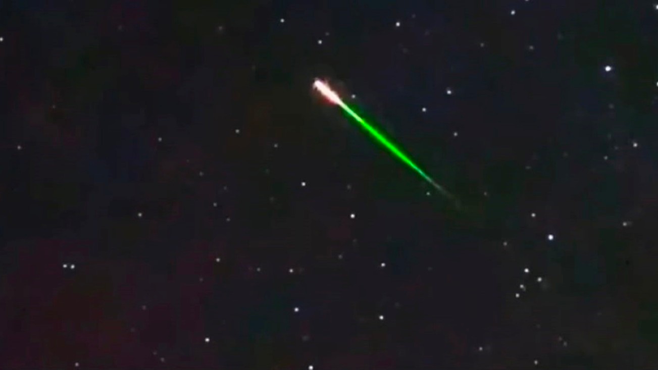 Fotoğraf tutkunları meteorların gökyüzündeki izlerini kayda aldı.