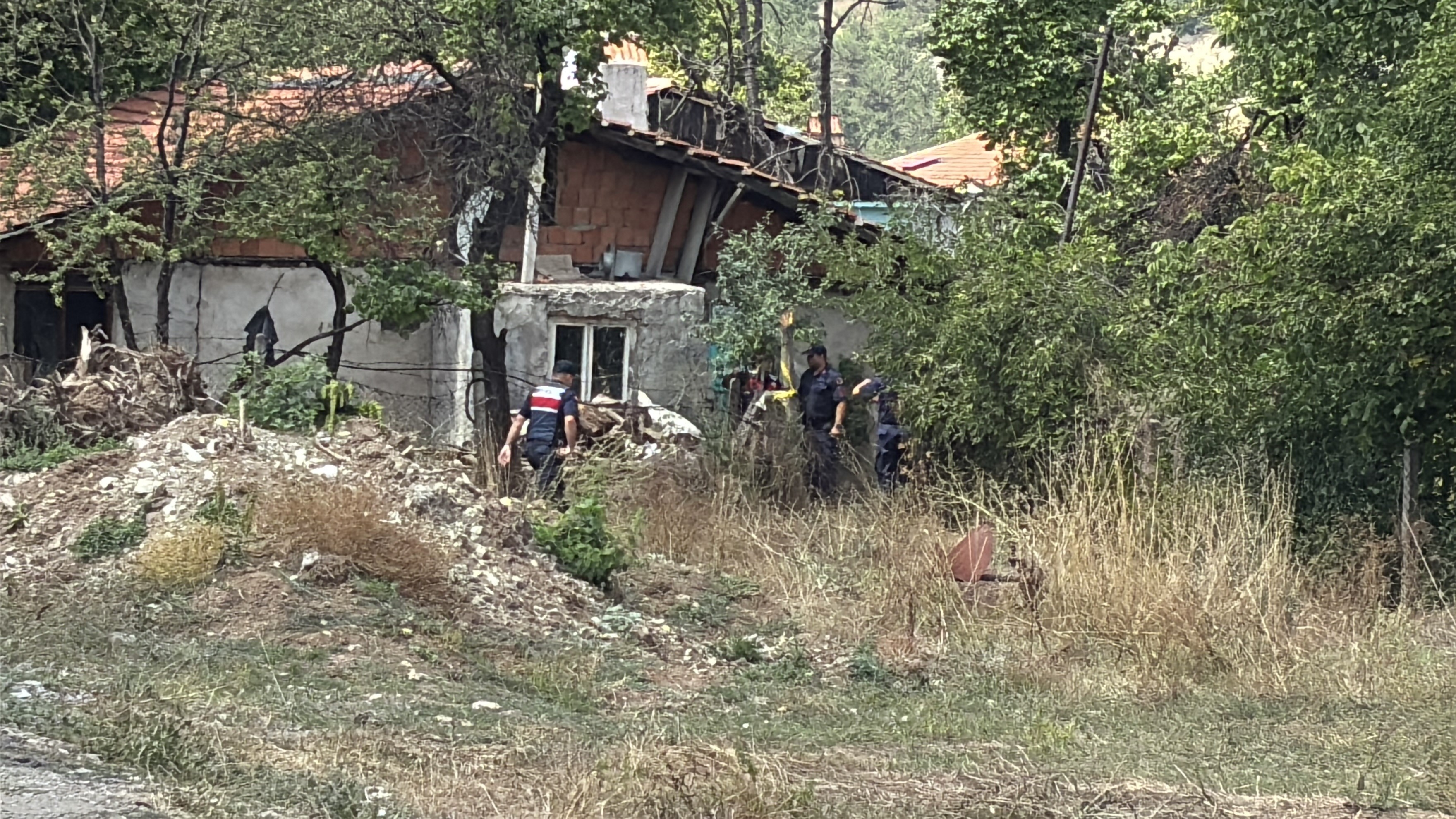 bahceyi-telle-cevirmek-istediler-arazi-kavgasinda-baba-ve-oglu-olduruldu-2-022009