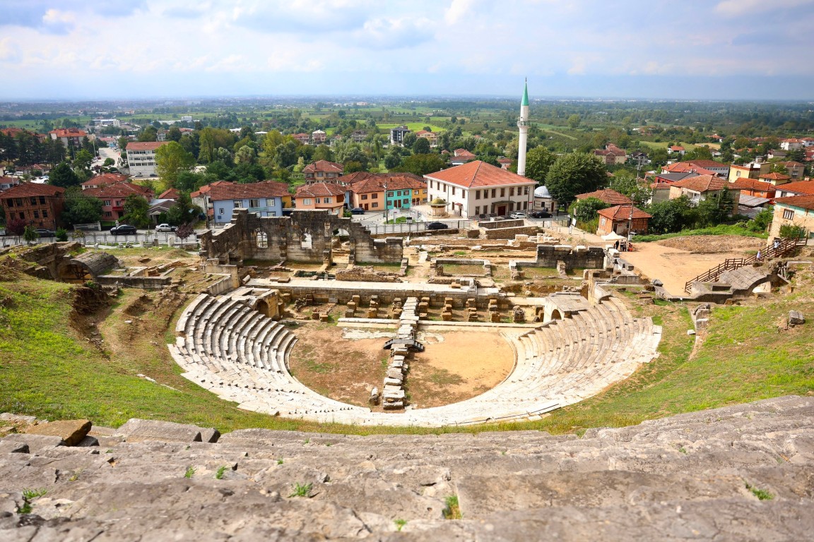 konuralp-antik-kentinde-calismalar-suruyor-vali-makas-yerinde-inceledi-1-051956