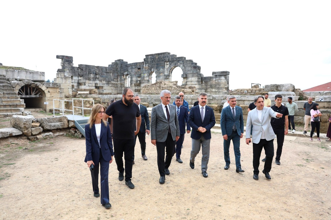 konuralp-antik-kentinde-calismalar-suruyor-vali-makas-yerinde-inceledi-2-051955