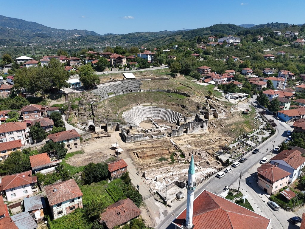 konuralp-antik-tiyatroda-kazilar-son-asamada-zabita-da-sahaya-indi-2-024100