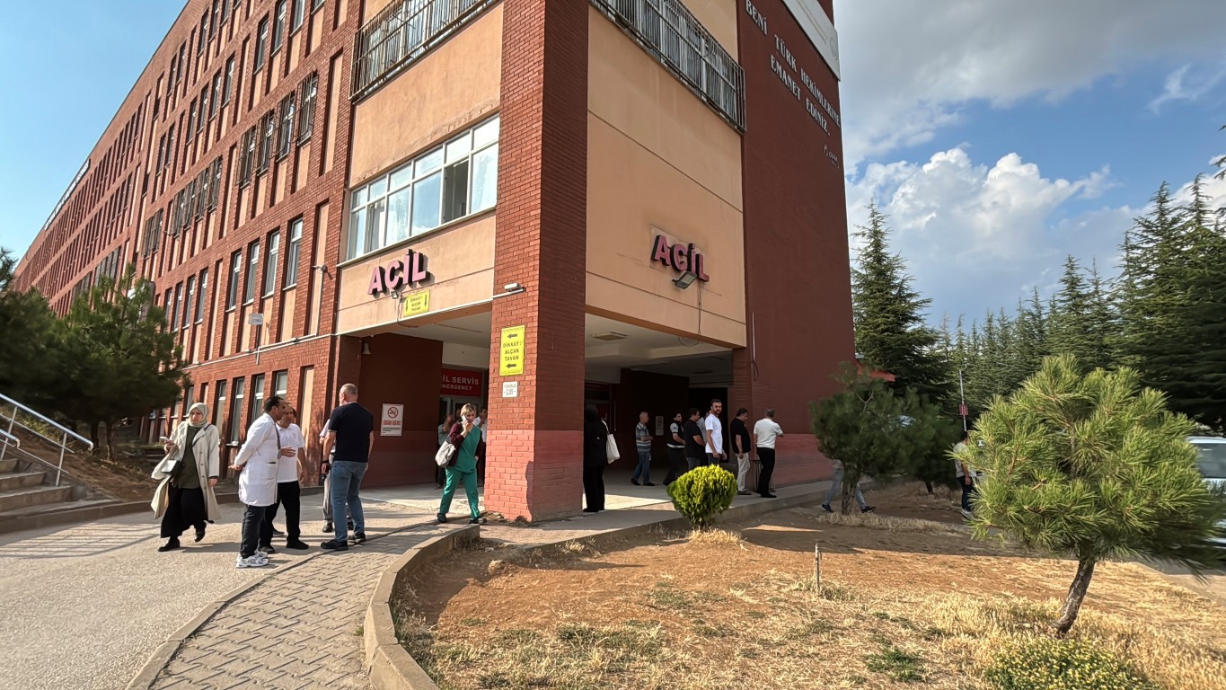 cenazeye-giderken-kaza-gecirdi-ak-parti-grup-baskanvekili-leyla-sahin-usta-yaralandi-4-014831