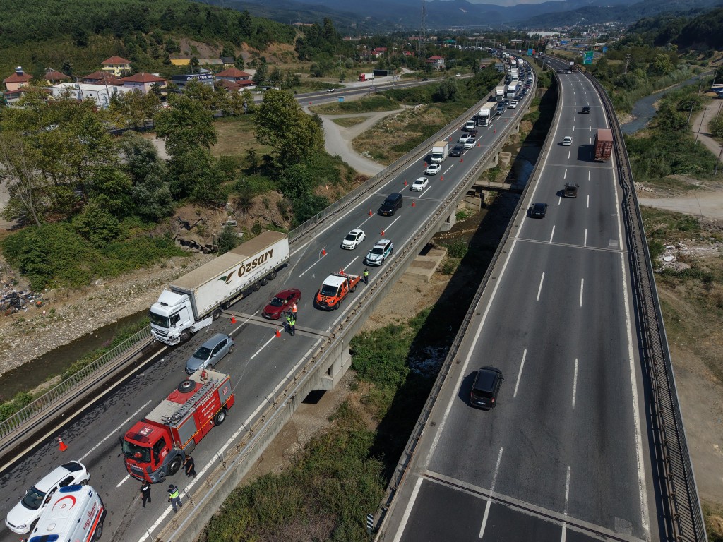 duzcede-anadolu-otoyolunda-zincirleme-kaza-kilometrelerce-arac-kuyrugu-olustu-2-070738