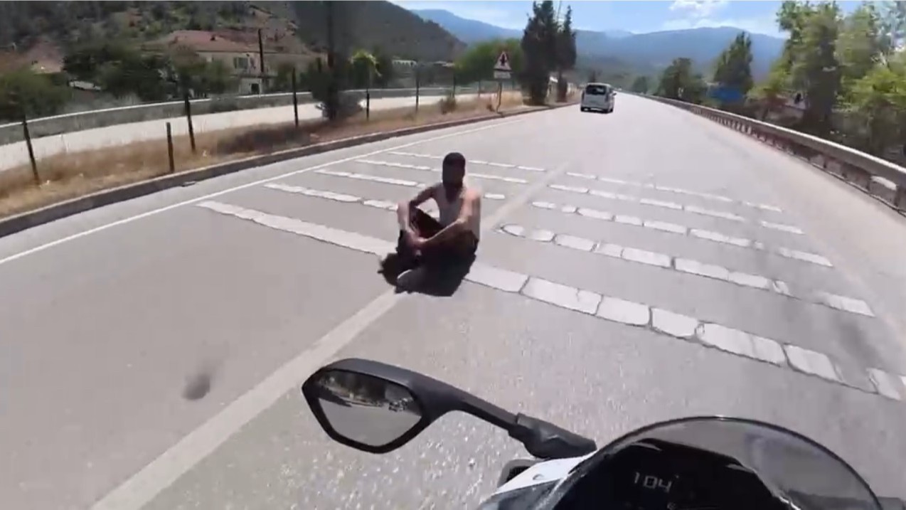Karabük’te Akılalmaz Görüntüler: Biri Yola Oturdu, Diğeri Trafikte Yürüdü
