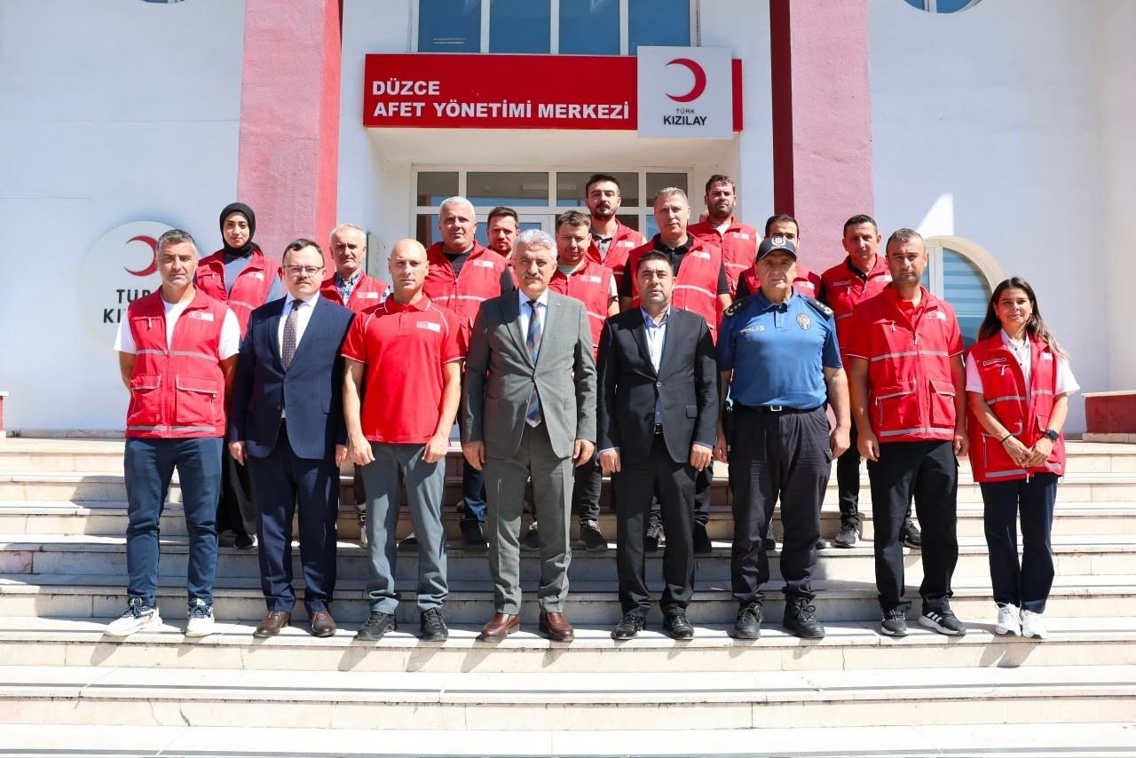 duzcede-afet-hazirligi-mercek-altinda-vali-makas-kizilayin-merkezini-inceledi-2-051238