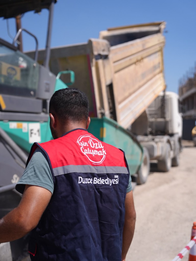 duzcede-asfalt-seferberligi-istanbul-caddesinde-1800-metrelik-yol-yenileniyor-14-055933