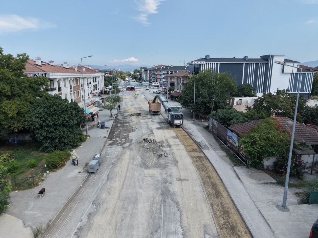 duzcede-asfalt-seferberligi-istanbul-caddesinde-1800-metrelik-yol-yenileniyor-3-055924