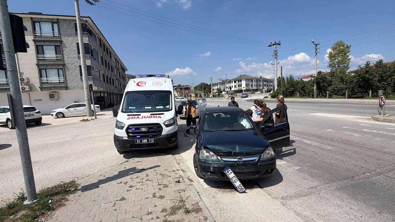 duzcede-bir-anda-serit-degistirdi-carpisma-kamerada-5-023426