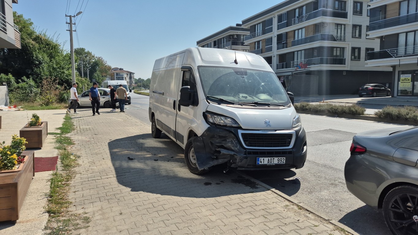 duzcede-minibus-ile-otomobil-carpisti-kaza-ani-kamerada-2-124858