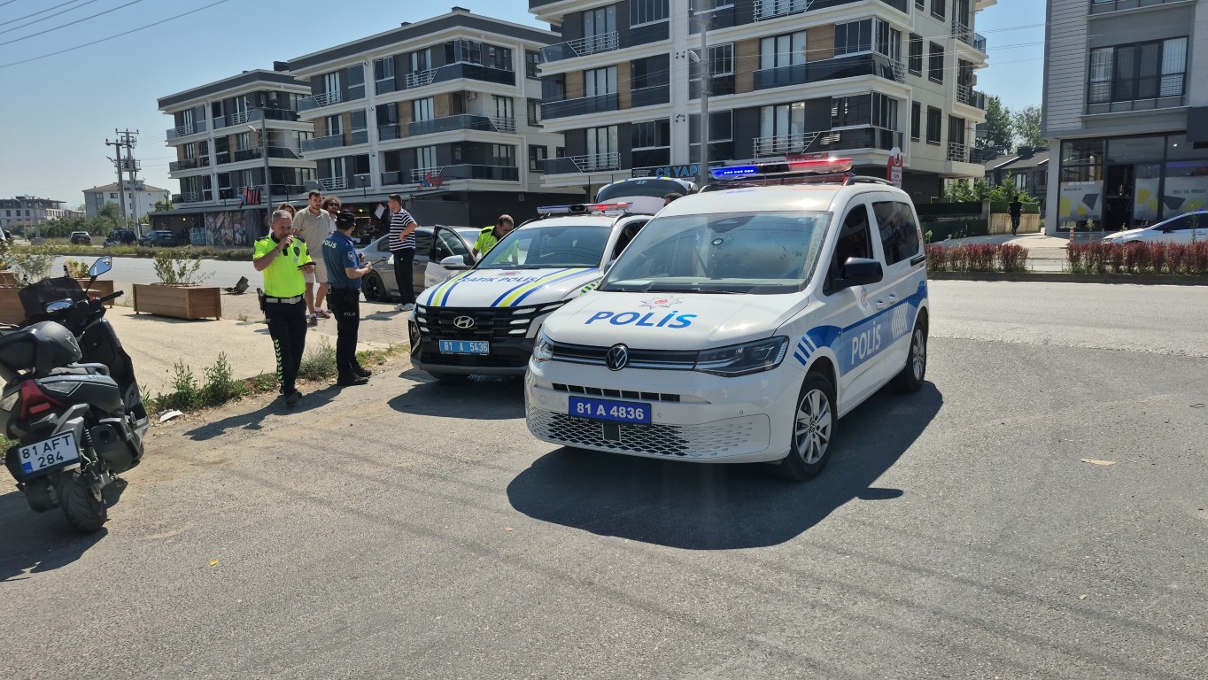 duzcede-minibus-ile-otomobil-carpisti-kaza-ani-kamerada-3-124859