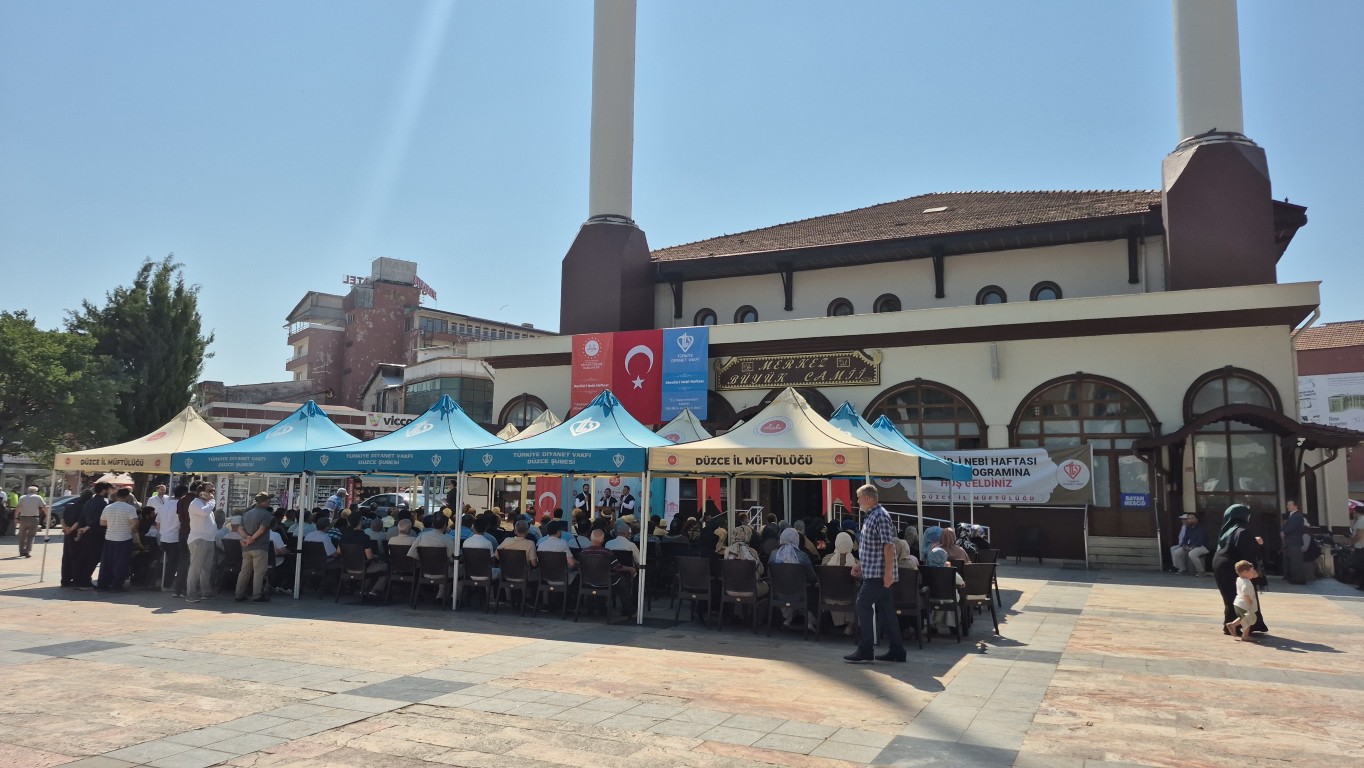 duzce-buyuk-camii-onunde-anlamli-bulusma-mesaj-guzel-ahlak-2-100546