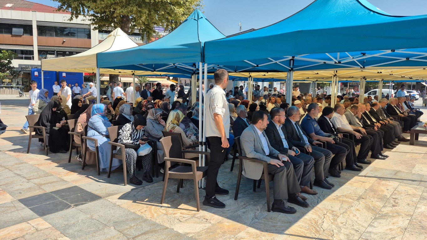 duzce-buyuk-camii-onunde-anlamli-bulusma-mesaj-guzel-ahlak-7-100548
