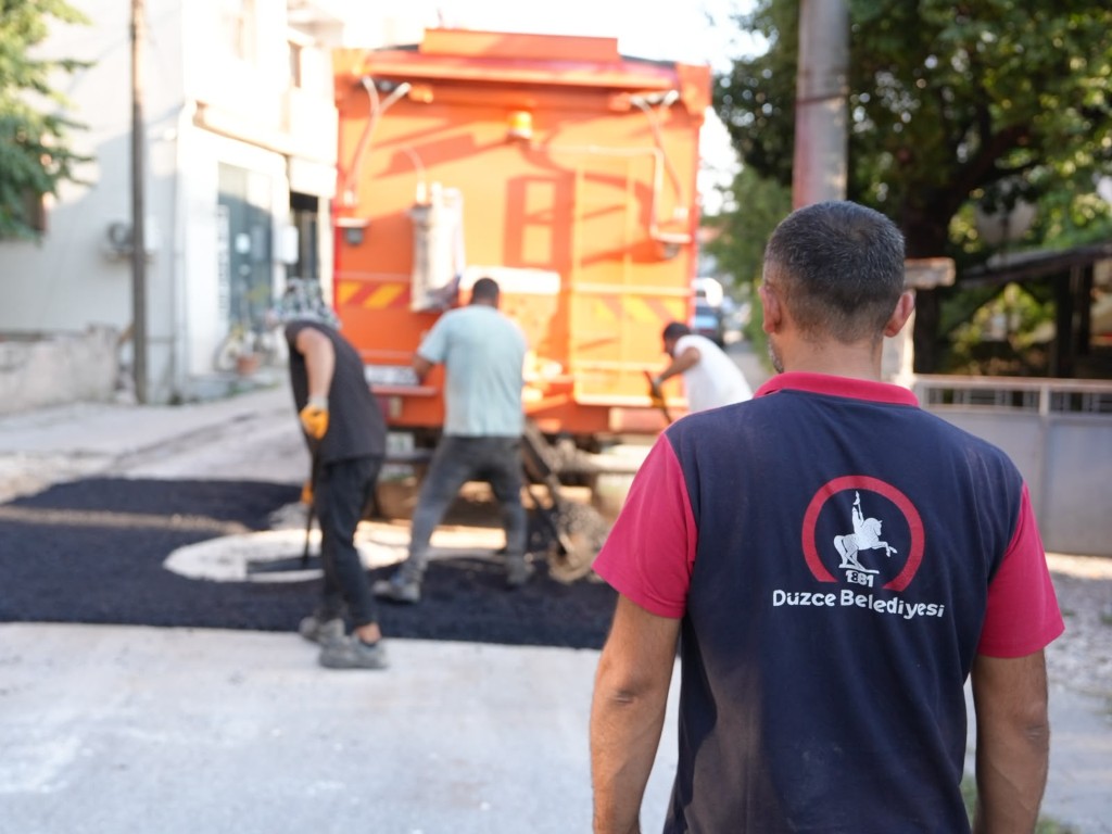duzcede-istanbul-caddesinde-yeni-asama-sicak-asfalt-serimi-basladi-10-024850