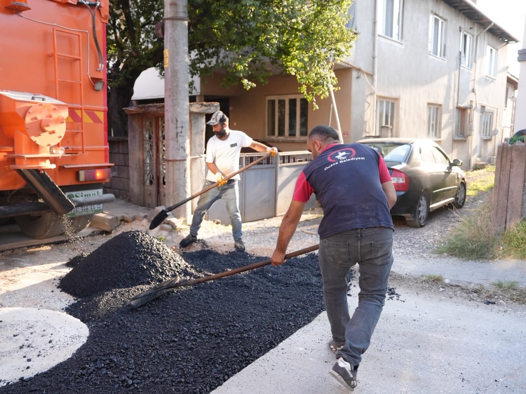duzcede-istanbul-caddesinde-yeni-asama-sicak-asfalt-serimi-basladi-11-024851