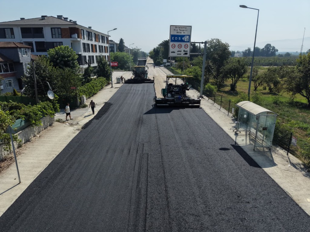 duzcede-istanbul-caddesinde-yeni-asama-sicak-asfalt-serimi-basladi-9-024850