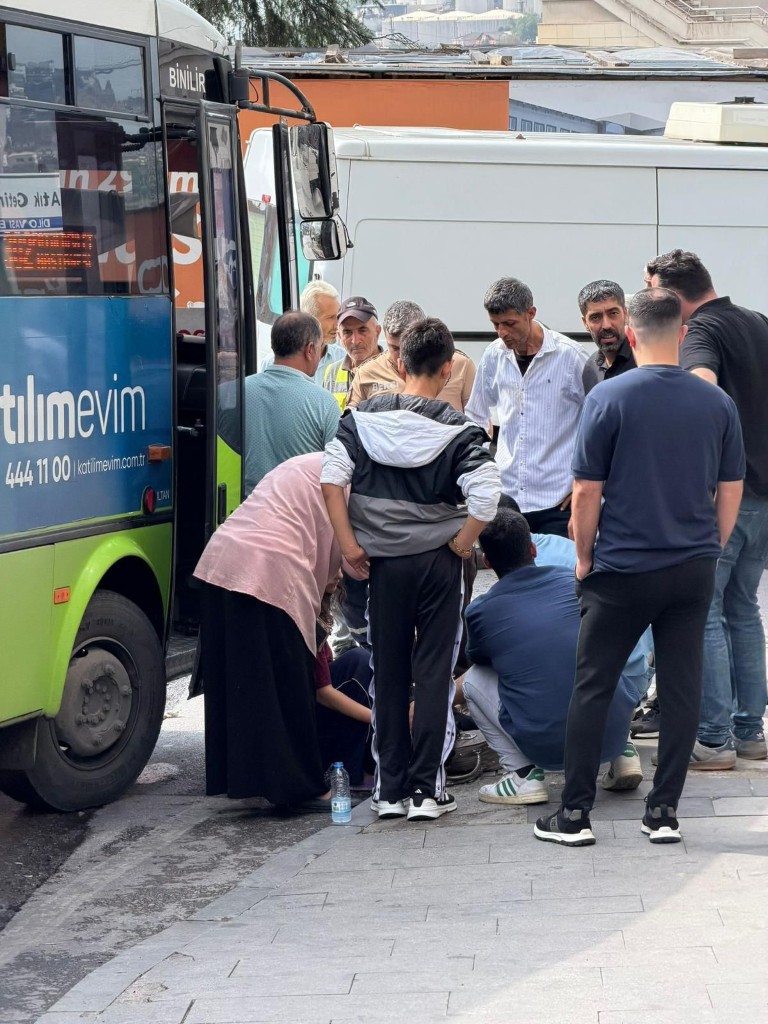 polis-otosu-kaza-yapinca-aractan-cikarildi-kelepceli-halde-kacmaya-calisti-3-050429