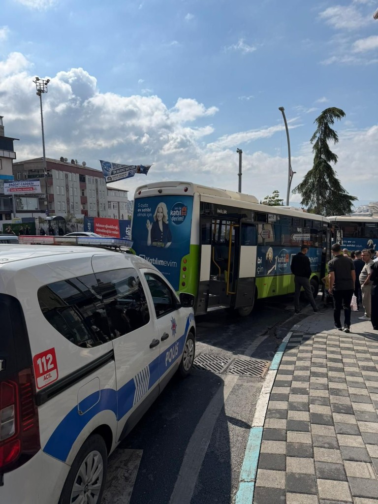 polis-otosu-kaza-yapinca-aractan-cikarildi-kelepceli-halde-kacmaya-calisti-4-050428
